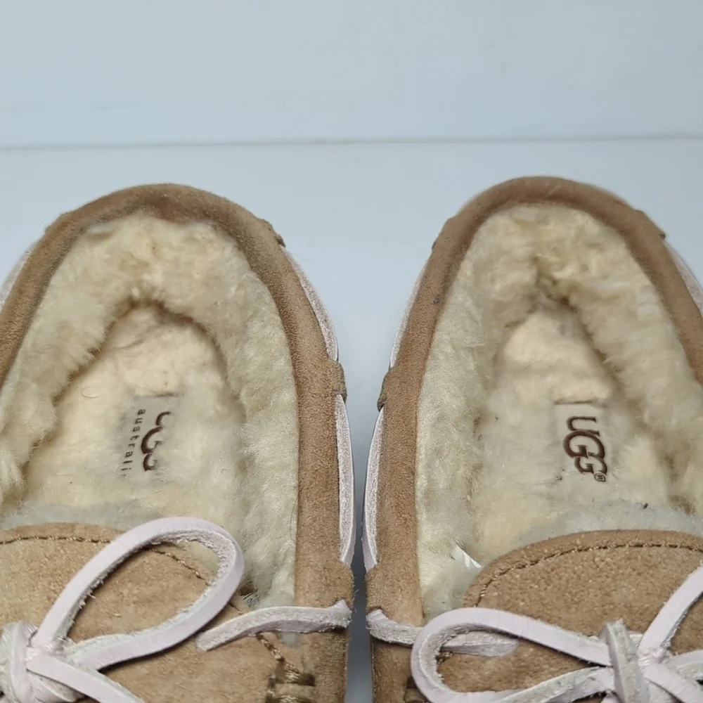 UGG Dakota suede sheepskin moccasin slippers woman's size 6 EU 37